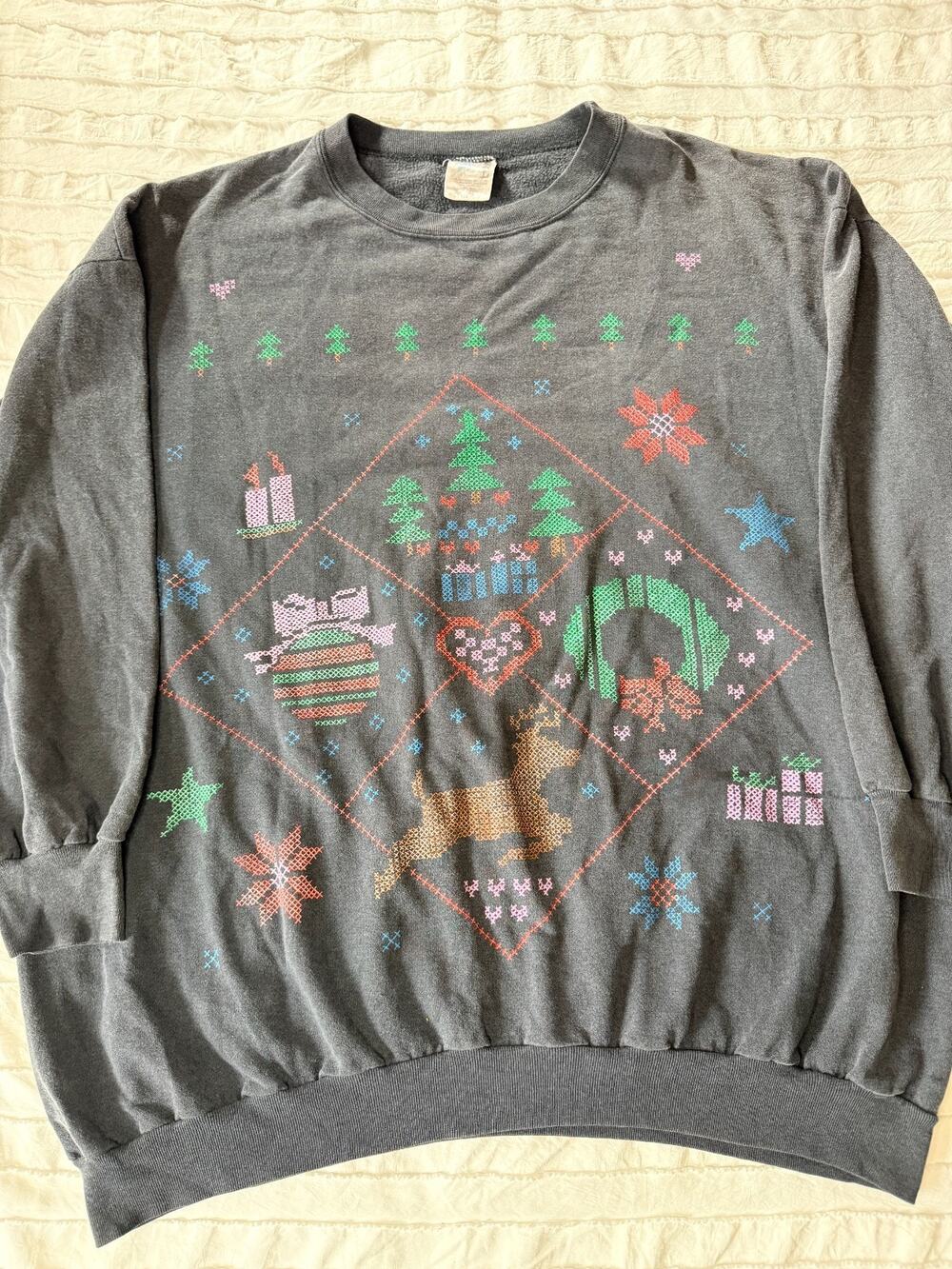 Vintage Christmas Sweatshirt Gray Cross Stitch Reindeer Wreath Holiday Crewneck